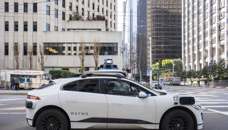 Waymo - Жена роди в роботакси!