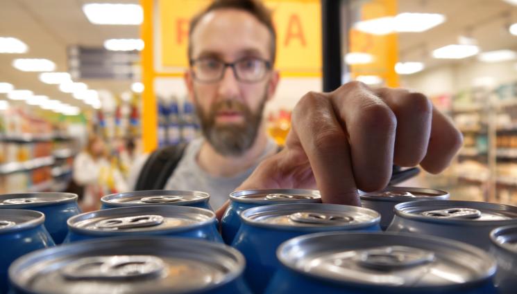 енергийна напитка - 8 енергийни напитки на ден пратиха мъж в интензивното