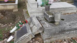 Огромен вандалски акт на Централнитесофийски гробища През нощта са изпочупени