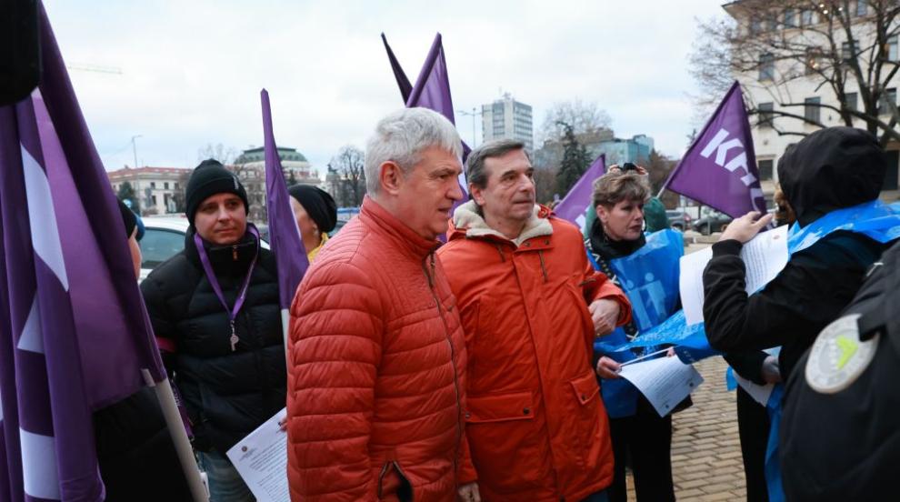 Синдикатите с акция пред НС: Питат депутатите какво ще стане с доходите през 2026 година
