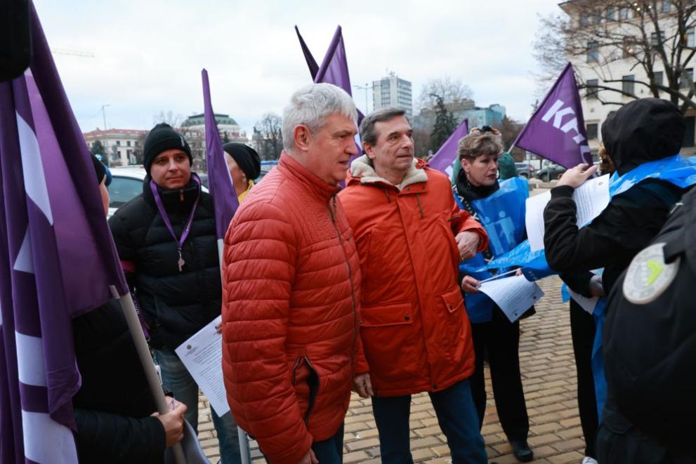 Пред служебния вход на парламента – КНСБ и КТ Подкрепа“