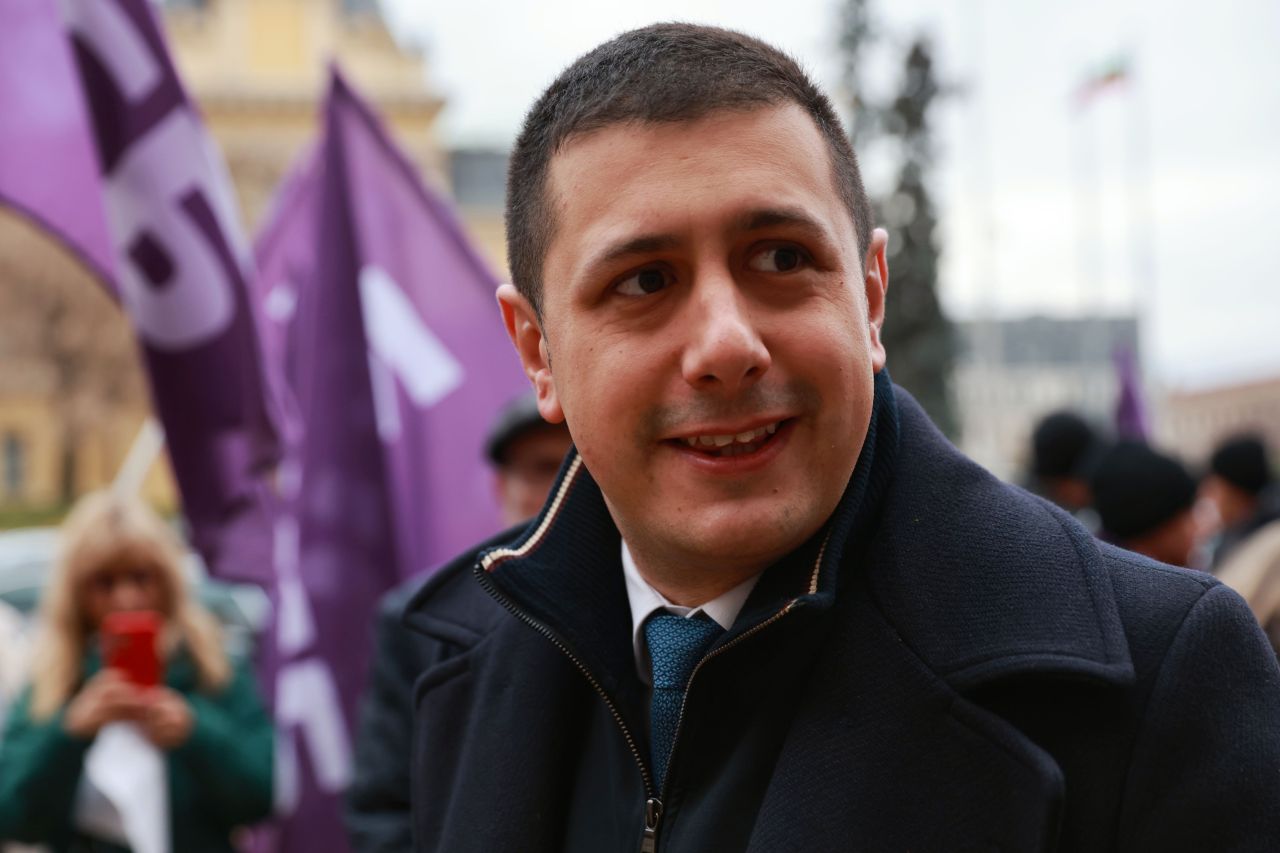 <p>КНСБ и КТ &bdquo;Подкрепа&ldquo; излязоха на акция пред НС, докато в сградата се гласува оставката на кабинета &quot;Желязков&quot;, заради въпроси какво ще се случи с бюджета, увеличенията на парите за майчинство и парите на работещите хора</p>