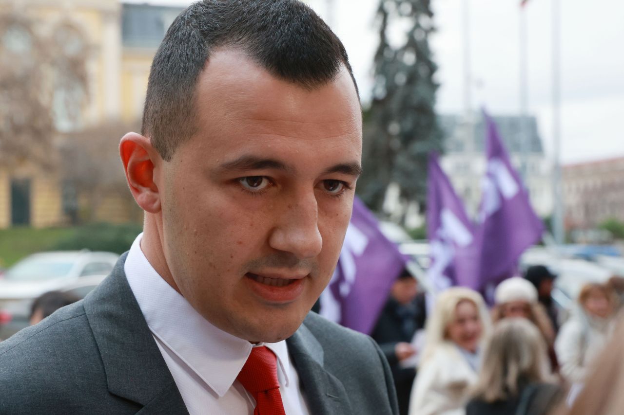 <p>КНСБ и КТ &bdquo;Подкрепа&ldquo; излязоха на акция пред НС, докато в сградата се гласува оставката на кабинета &quot;Желязков&quot;, заради въпроси какво ще се случи с бюджета, увеличенията на парите за майчинство и парите на работещите хора</p>