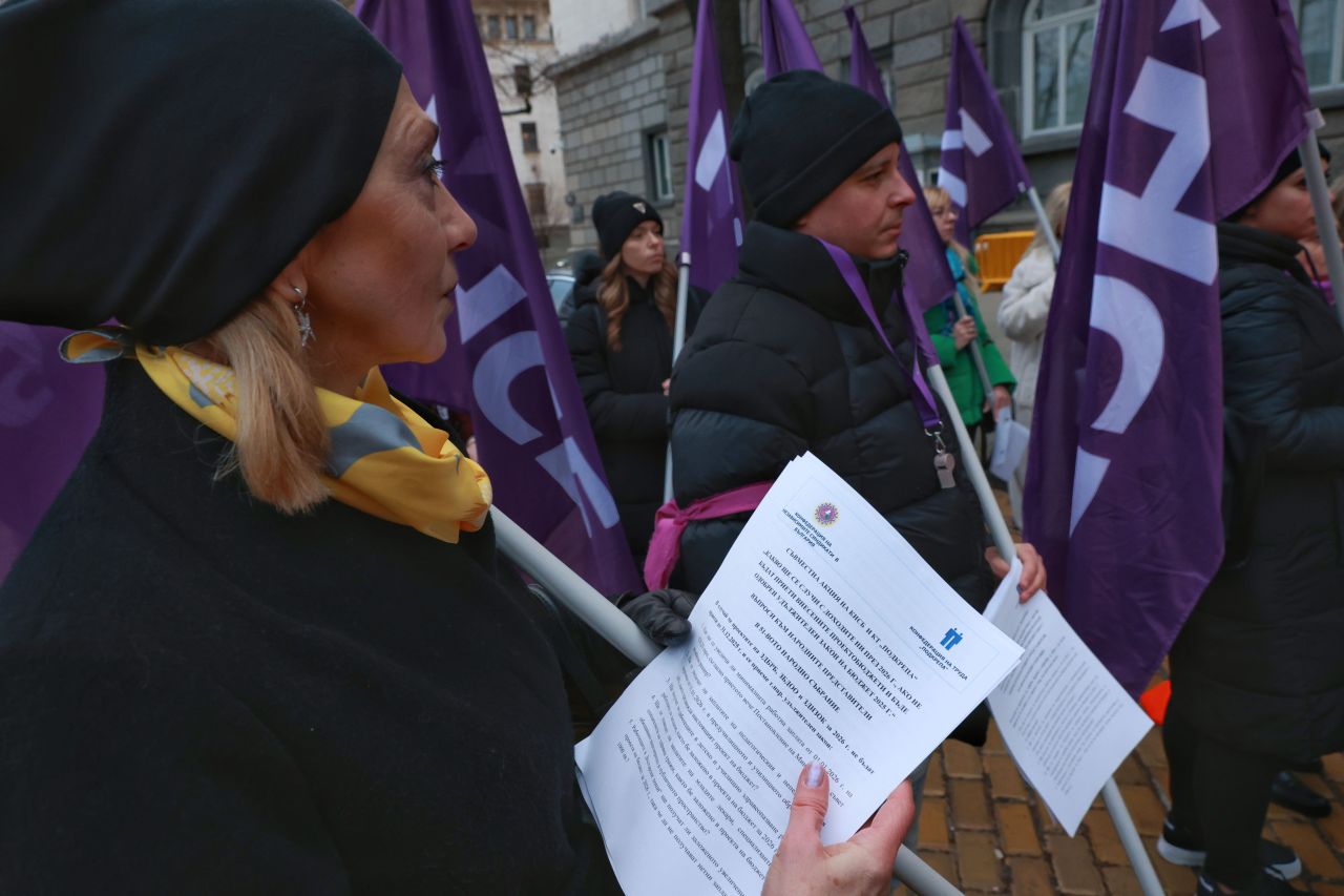 <p>КНСБ и КТ &bdquo;Подкрепа&ldquo; излязоха на акция пред НС, докато в сградата се гласува оставката на кабинета &quot;Желязков&quot;, заради въпроси какво ще се случи с бюджета, увеличенията на парите за майчинство и парите на работещите хора</p>