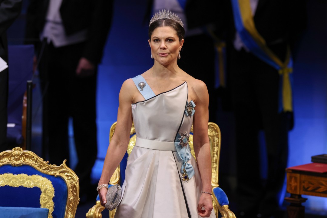 <p>Принцеса Виктория винаги е била спортен ентусиаст. Смята се, че тренира пет пъти седмично, като не се ограничава само със силови упражнения &ndash; тя бяга, плува, играе голф и язди. Освен това има най-добрия фитнес експерт до себе си: принц Даниел, съпругът ѝ, е бивш личен треньор и собственик на верига фитнес зали.</p>