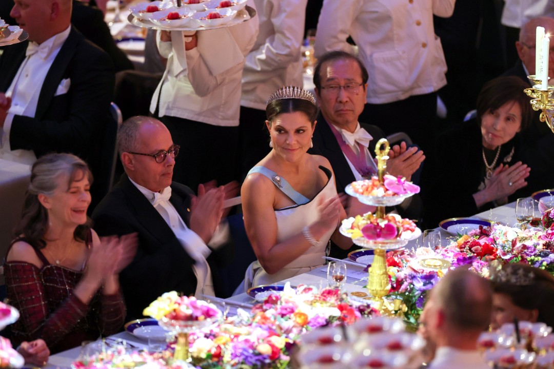 <p>Принцеса Виктория винаги е била спортен ентусиаст. Смята се, че тренира пет пъти седмично, като не се ограничава само със силови упражнения &ndash; тя бяга, плува, играе голф и язди. Освен това има най-добрия фитнес експерт до себе си: принц Даниел, съпругът ѝ, е бивш личен треньор и собственик на верига фитнес зали.</p>