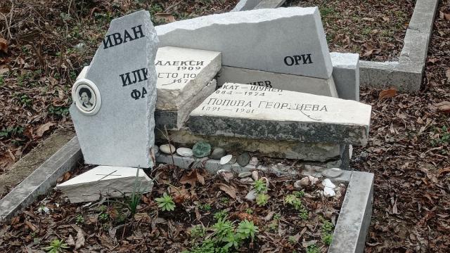 Централните софийски гробища след погрома: Вандалският ужас в СНИМКИ