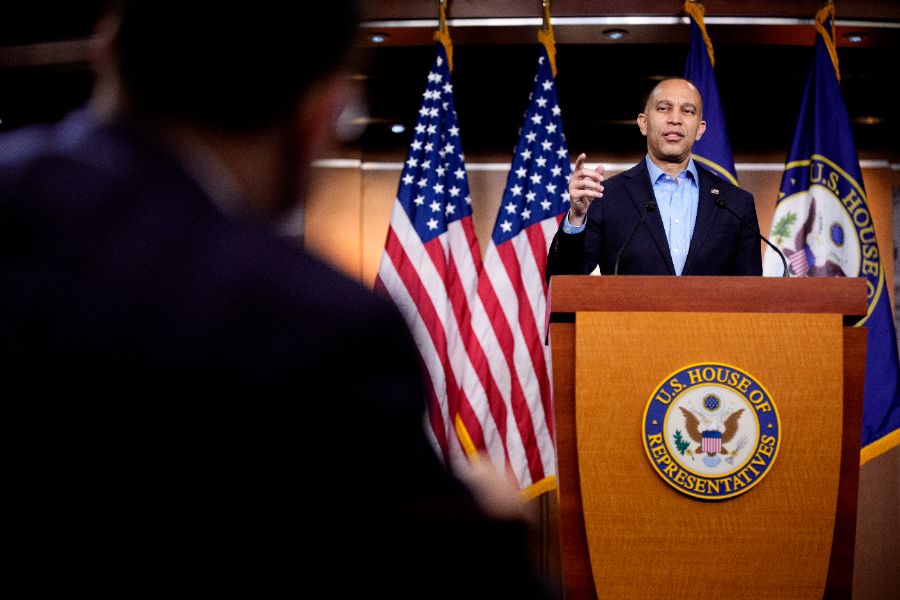 <p>Лидерът на малцинството в Камарата на представителите на САЩ, Хаким Джефрис (демократ от Ню Йорк), напуска пресконференция на Капитолийския хълм на 12 декември 2025 г. във Вашингтон, окръг Колумбия. Джефрис отговаряше на въпроси относно публикуването на нови фотографии от имуществото на осъдения за сексуални престъпления Джефри Епстийн от демократите в Комисията по надзор на Камарата на представителите.</p>