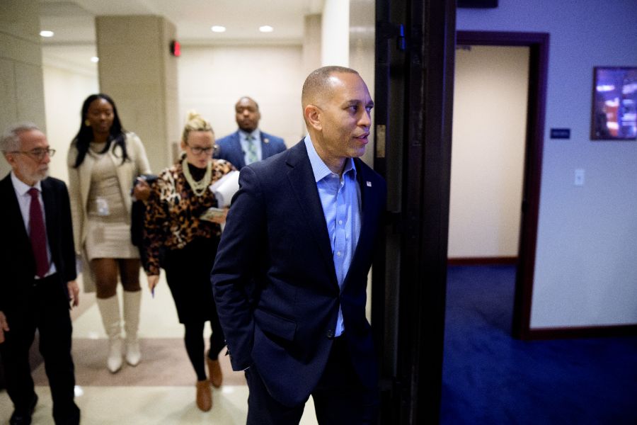 <p>Лидерът на малцинството в Камарата на представителите на САЩ, Хаким Джефрис (демократ от Ню Йорк), напуска пресконференция на Капитолийския хълм на 12 декември 2025 г. във Вашингтон, окръг Колумбия. Джефрис отговаряше на въпроси относно публикуването на нови фотографии от имуществото на осъдения за сексуални престъпления Джефри Епстийн от демократите в Комисията по надзор на Камарата на представителите.</p>