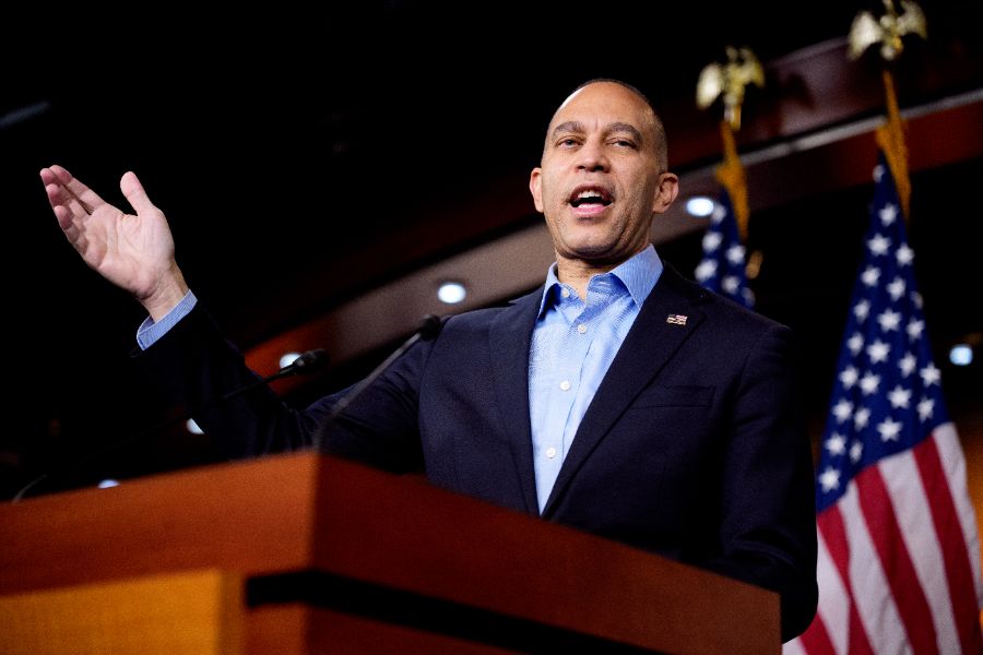 <p>Лидерът на малцинството в Камарата на представителите на САЩ, Хаким Джефрис (демократ от Ню Йорк), напуска пресконференция на Капитолийския хълм на 12 декември 2025 г. във Вашингтон, окръг Колумбия. Джефрис отговаряше на въпроси относно публикуването на нови фотографии от имуществото на осъдения за сексуални престъпления Джефри Епстийн от демократите в Комисията по надзор на Камарата на представителите.</p>