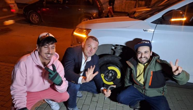 Рафи Бохосян и Александър Николов помагат на лидера на Земеделски - Рафи сменя гума на политик