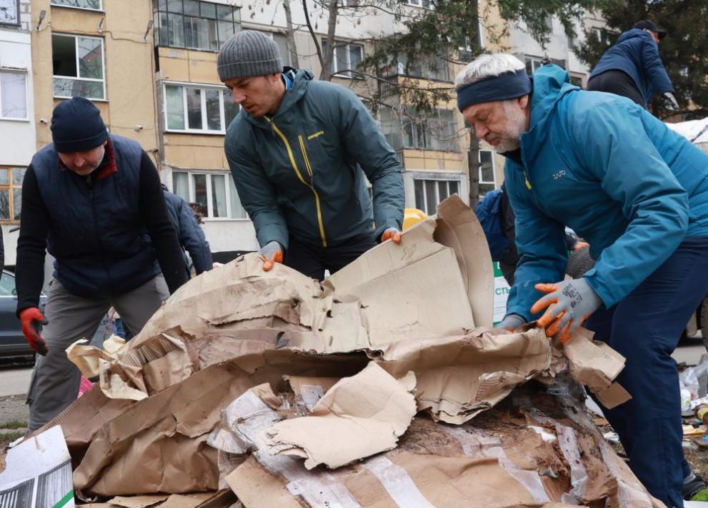 Доброволци се събраха тази сутрин, за да помогнат в почистването