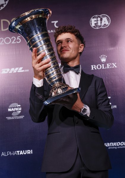 Ландо Норис с трофея във Формула 11