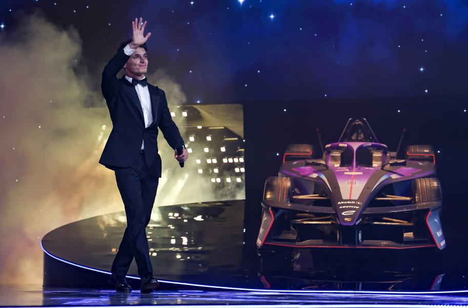 Ландо Норис с трофея във Формула 11