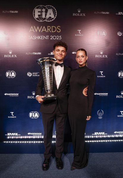 Ландо Норис с трофея във Формула 11