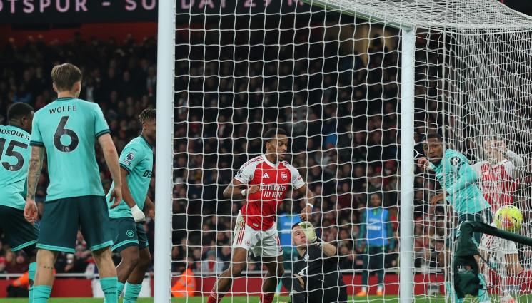 Арсенал - Арсенал измъкна победа срещу последния в края