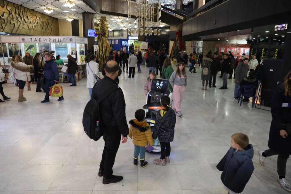 Срещи с читатели и премиери на книги са в програмата