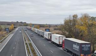 Опашки от тирове по границите с Турция и Сърбия, затруднения и към Гърция