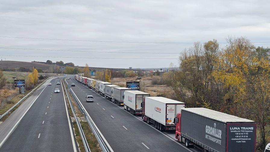 Опашки от тирове по границите с Турция и Сърбия, затруднения и към Гърция