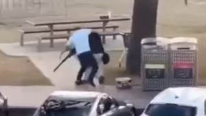 Мъжът който рискува живота си за да изтръгне пушката от