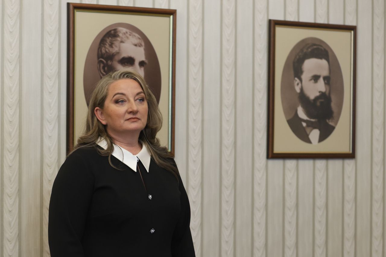 <p>Деница Сачева от ГЕРБ пристигна сама при Румен Радев за консултации</p>