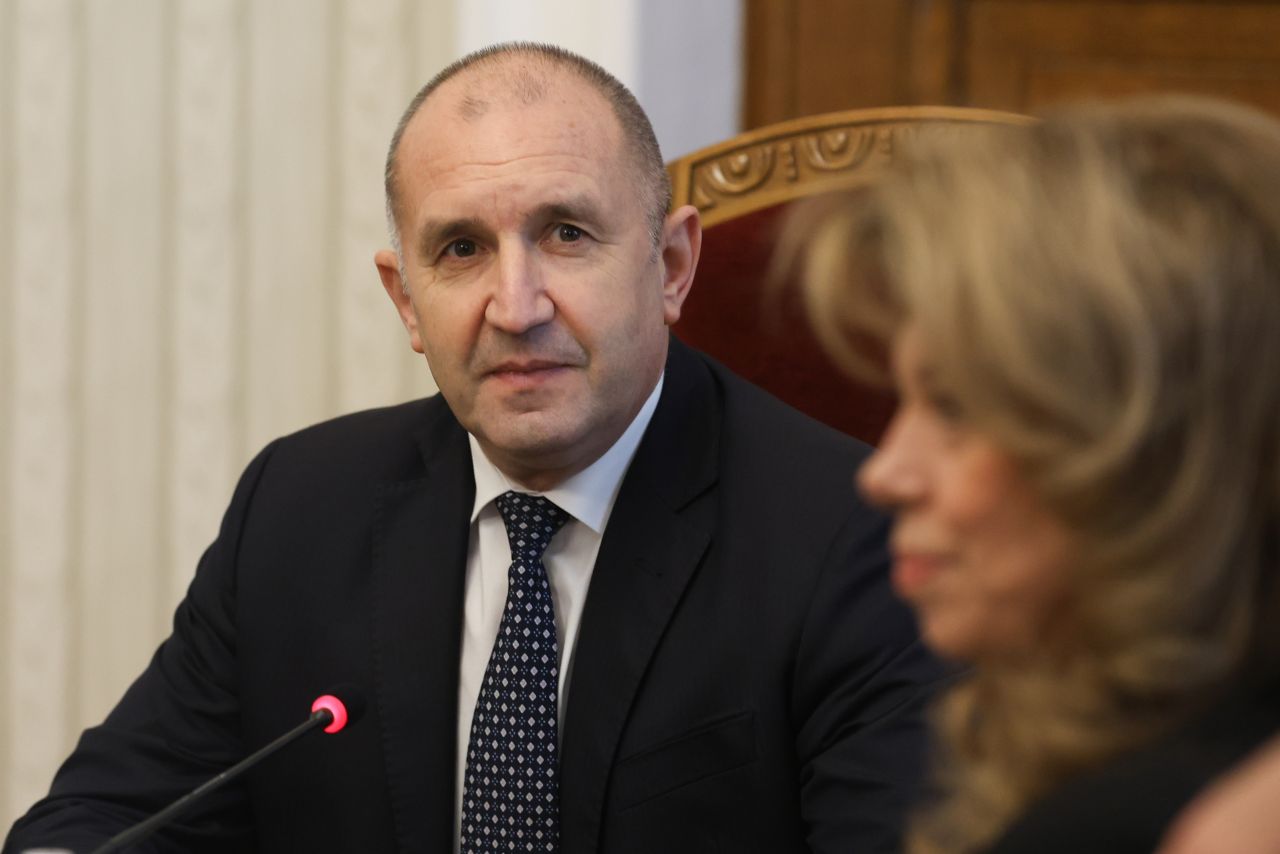 <p>Деница Сачева от ГЕРБ пристигна сама при Румен Радев за консултации</p>