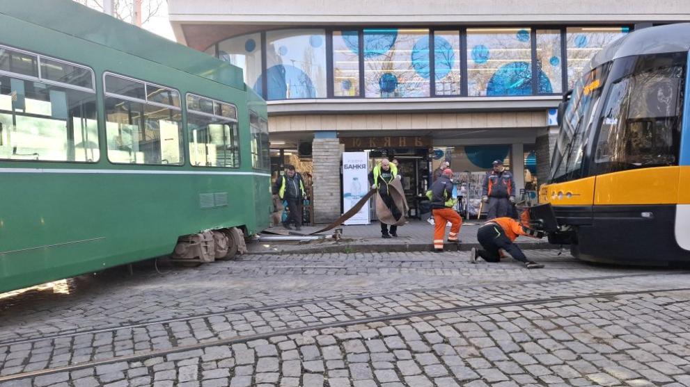 Аварирал трамвай в София