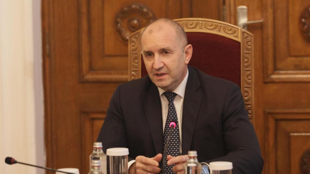 Президентът Румен Радев провежда консултации на Дондуков 2 с представители на парламентарната