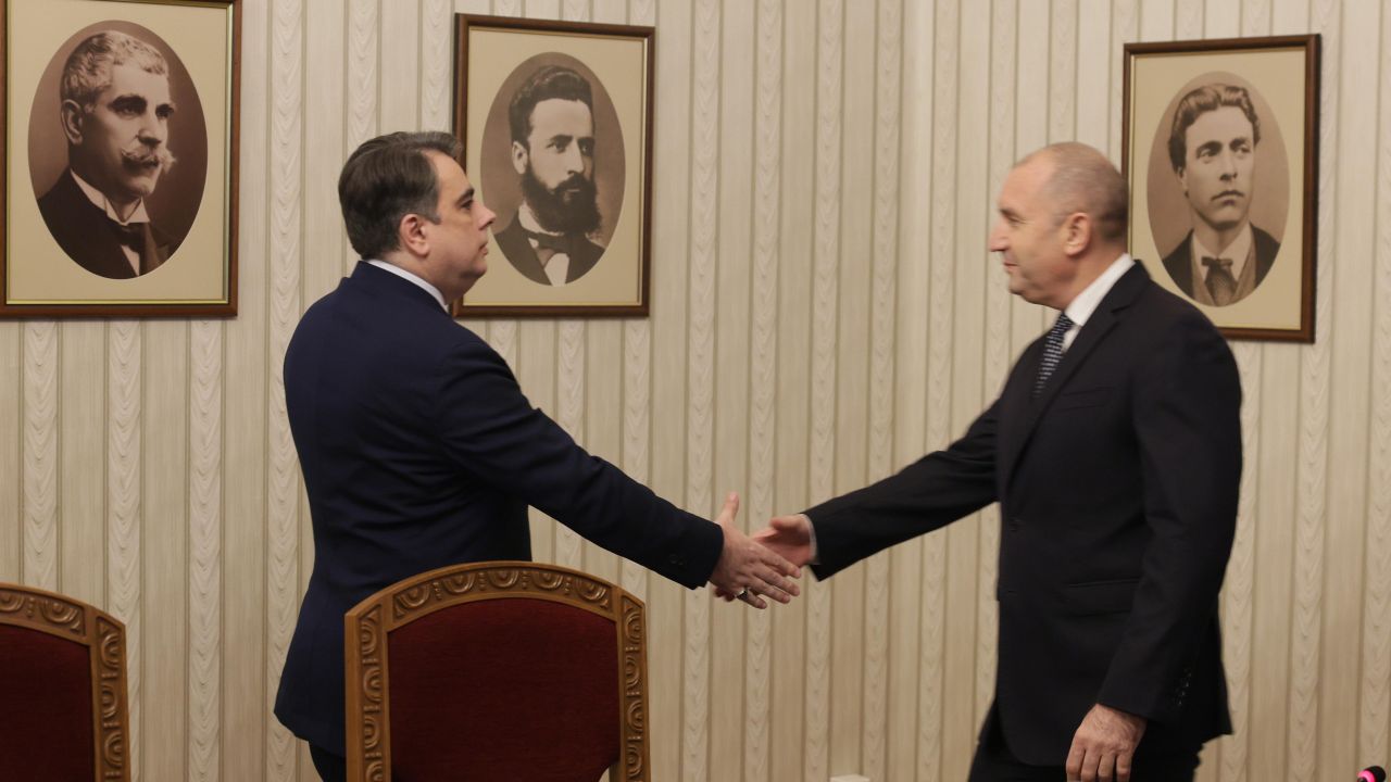 <p>Представители на ПП-ДБ пристигнаха на "Дондуков" 2 за консултации с президента</p>