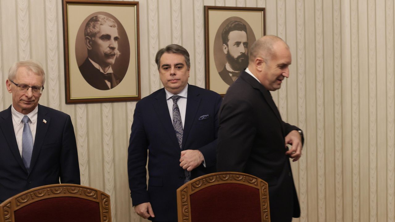 <p>Представители на ПП-ДБ пристигнаха на "Дондуков" 2 за консултации с президента</p>