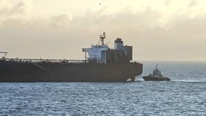 Буксировката на танкера Кайрос който остана закотвен край Ахтопол в