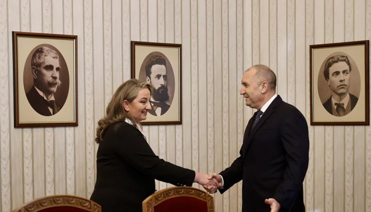 конс - КОНСУЛТАЦИИТЕ ЗАПОЧНАХА! Само Сачева при Радев от името на ГЕРБ (ВИДЕО)