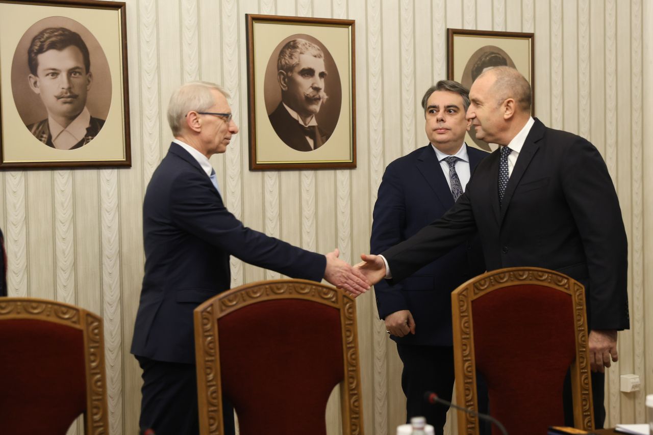 <p>Представители на ПП-ДБ пристигнаха на "Дондуков" 2 за консултации с президента</p>