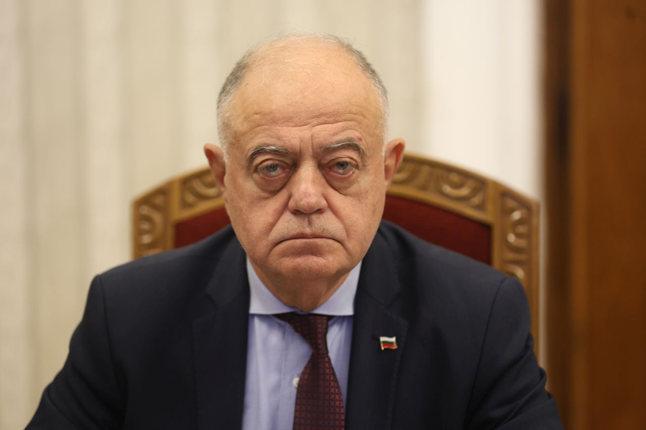 <p>Представители на ПП-ДБ пристигнаха на "Дондуков" 2 за консултации с президента</p>