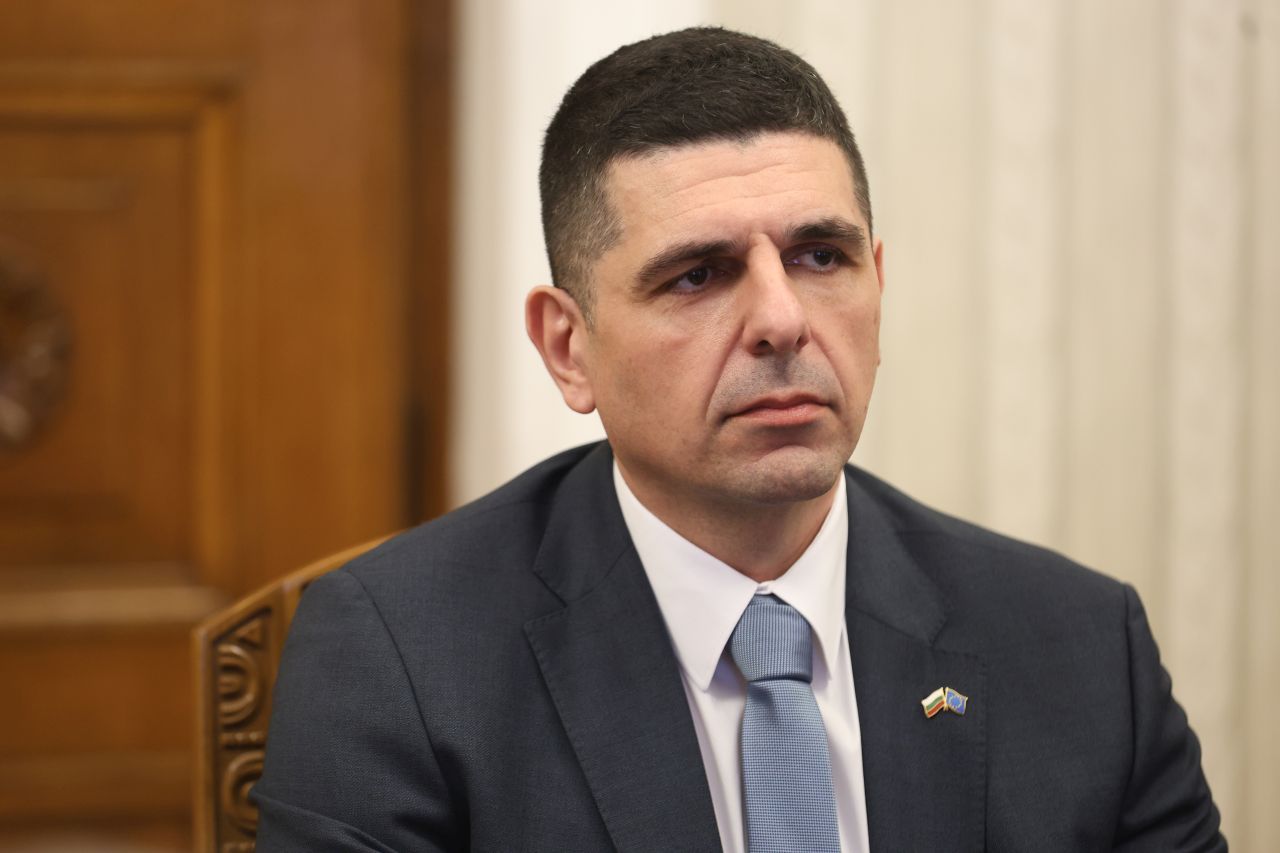 <p>Представители на ПП-ДБ пристигнаха на "Дондуков" 2 за консултации с президента</p>