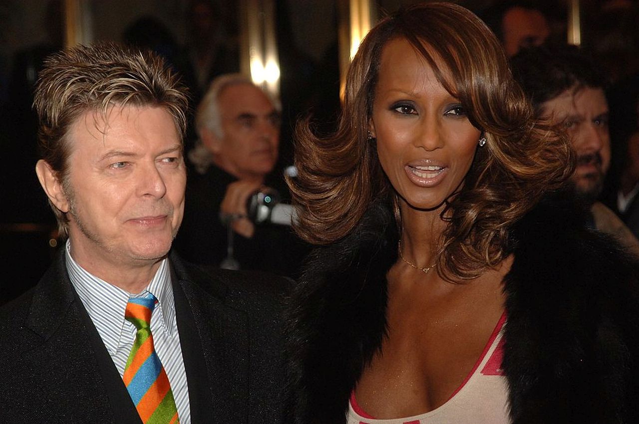 <p><strong>Дейвид Бауи и Иман</strong></p>

<p>Дейвид Бауи и супермоделът Иман се запознават чрез общ приятел на среща на сляпо в Лос Анджелис през 1990 г. Женят се през 1992 г. &ndash; първо в Швейцария, а по-късно и на церемония във Флоренция. Дъщеря им, Александрия &bdquo;Лекси&ldquo; Захра, се ражда през 2000 г. Бракът им, който продължава до смъртта на Бауи през 2016 г., остава един от най-трайните, елегантни и вдъхновяващи съюзи между музиката и модата.</p>