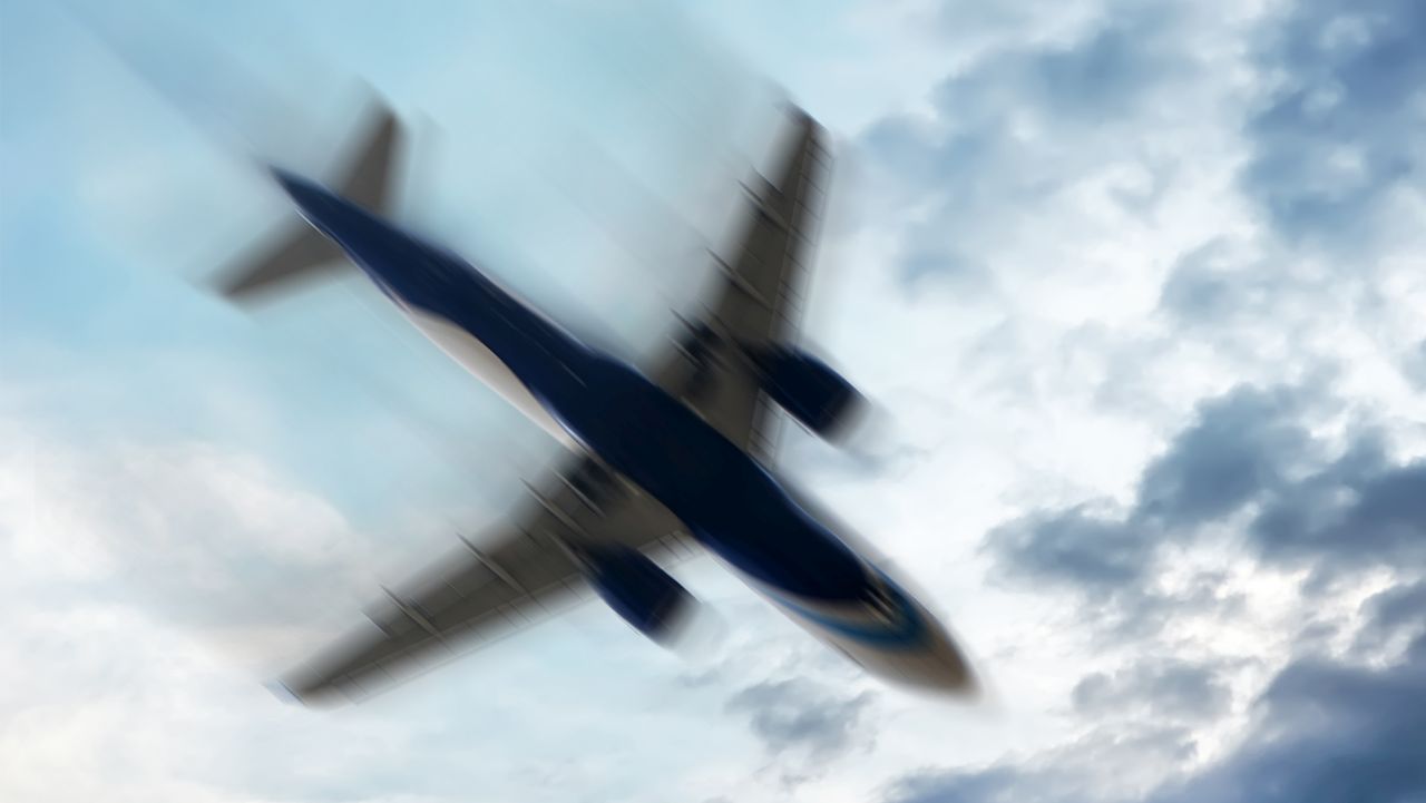 На косъм от катастрофа - JetBlue едва избегна сблъсък с американски военен самолет над Венецуела