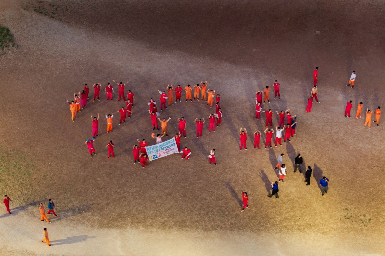 <p><strong>АПРИЛ</strong> В център за задържане в Тексас венецуелски мигранти, облечени в червени гащеризони, се опасяват, че може да бъдат изпратени в затвора в Ел Салвадор. Зървайки дрон на фотограф на Ройтерс, те оформиха буквите SOS с телата си като послание към света</p>