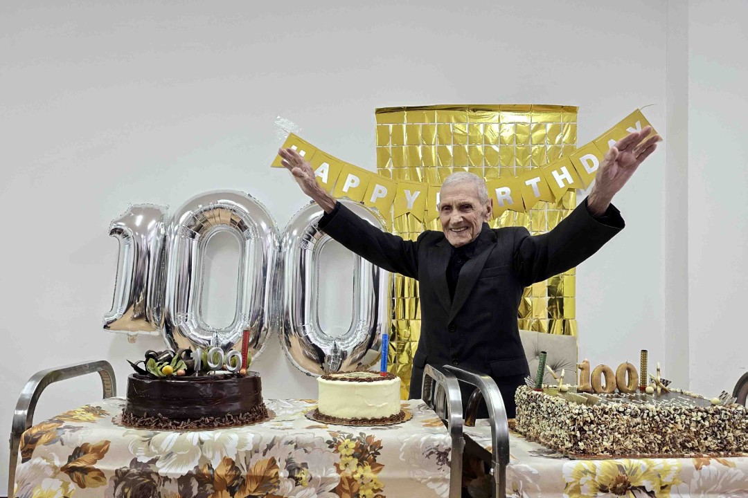 “Живея с четири поколения родственици“: Блажко Георгиев посрещна 100-годишния си юбилей в Дома за стари хора в Свищов