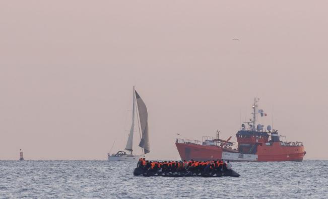 Десетки мигранти са в неизвестност след корабокрушение в Средиземно море