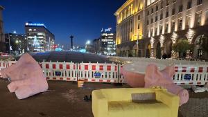 прасе касичка и диван диван