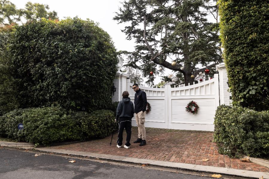 <p>Медии и полиция пред резиденцията на Роб Райнър в Лос Анджелис.</p>