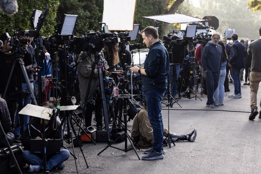 <p>Медии и полиция пред резиденцията на Роб Райнър в Лос Анджелис.</p>