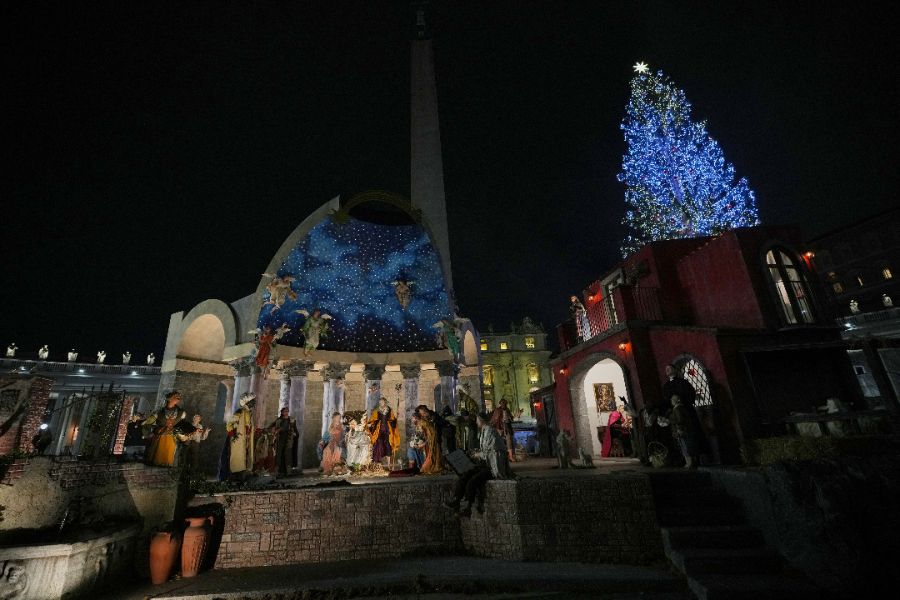 <p>25-метрова елха озари площад &bdquo;Свети Петър&ldquo; във Ватикана.</p>