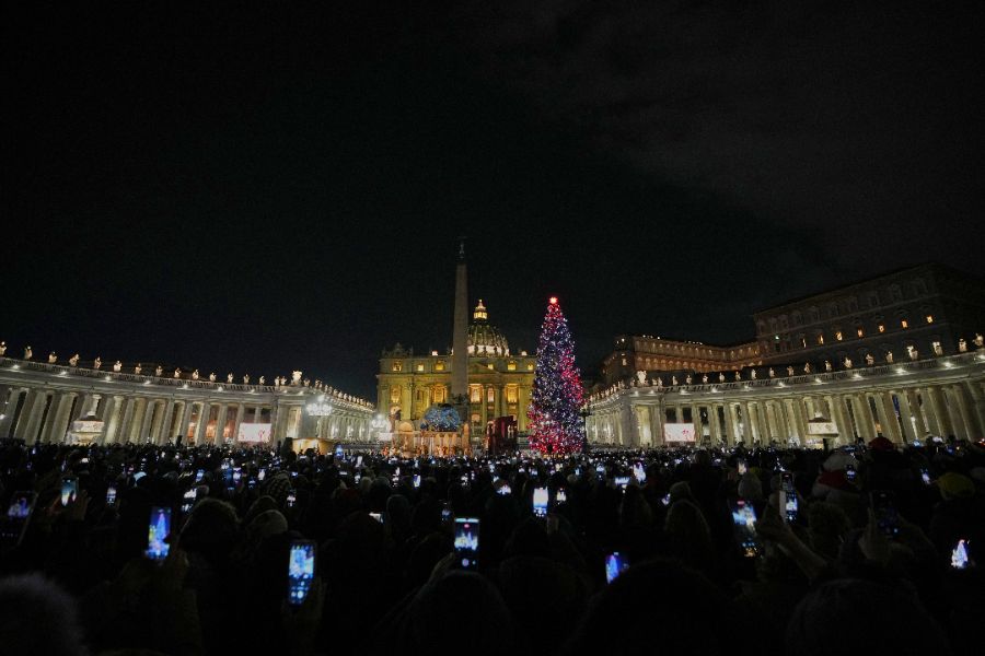 <p>25-метрова елха озари площад &bdquo;Свети Петър&ldquo; във Ватикана.</p>