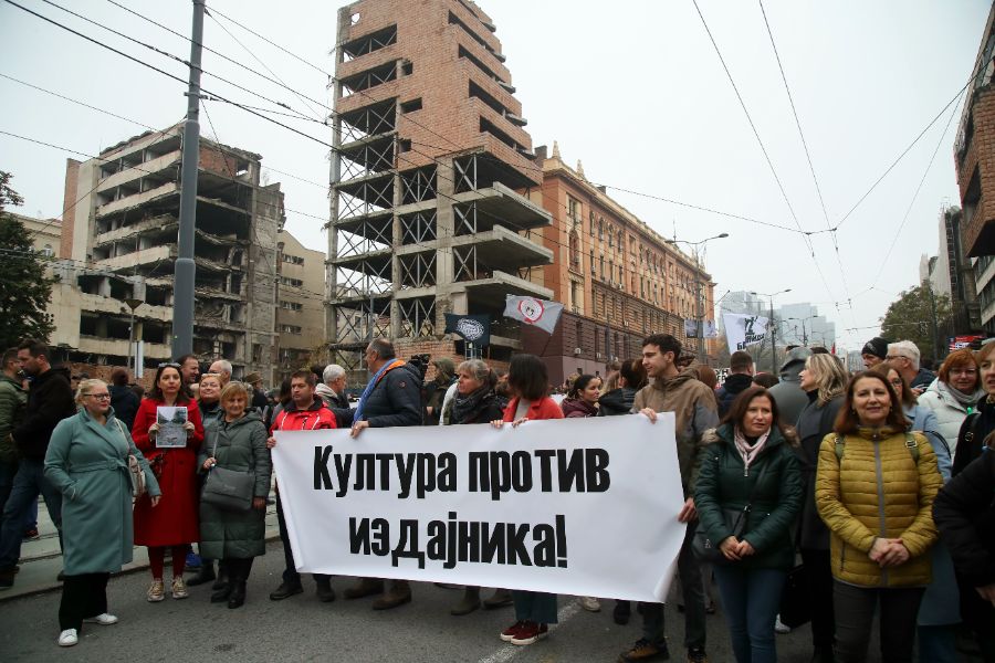 <p>Граждани и студенти протестират срещу отнемането на статута на паметник на културата на сградата на бившия Генерален щаб на Югославската народна армия.</p>