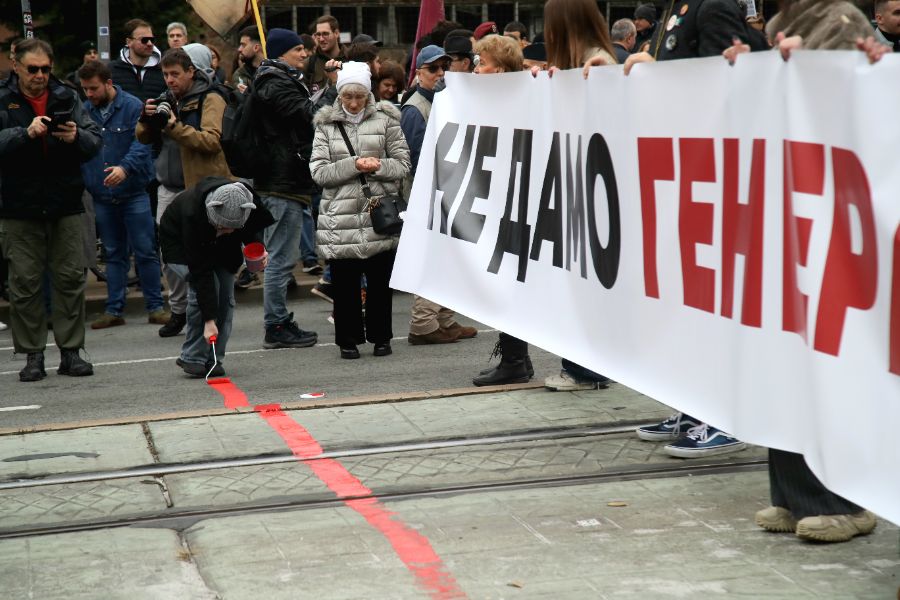 <p>Граждани и студенти протестират срещу отнемането на статута на паметник на културата на сградата на бившия Генерален щаб на Югославската народна армия.</p>