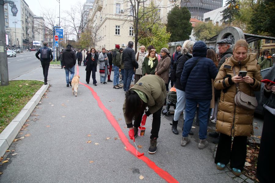 <p>Граждани и студенти протестират срещу отнемането на статута на паметник на културата на сградата на бившия Генерален щаб на Югославската народна армия.</p>