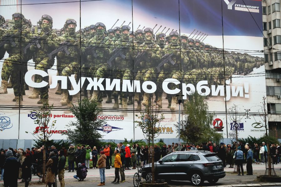 <p>Граждани и студенти протестират срещу отнемането на статута на паметник на културата на сградата на бившия Генерален щаб на Югославската народна армия.</p>