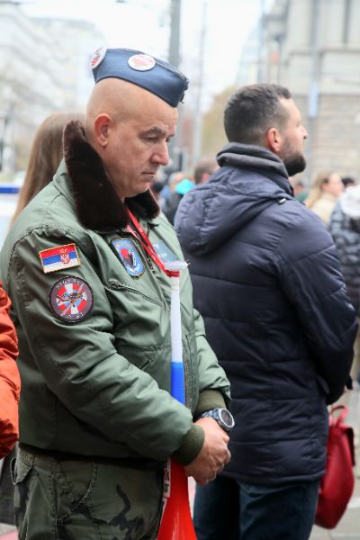 <p>Граждани и студенти протестират срещу отнемането на статута на паметник на културата на сградата на бившия Генерален щаб на Югославската народна армия.</p>